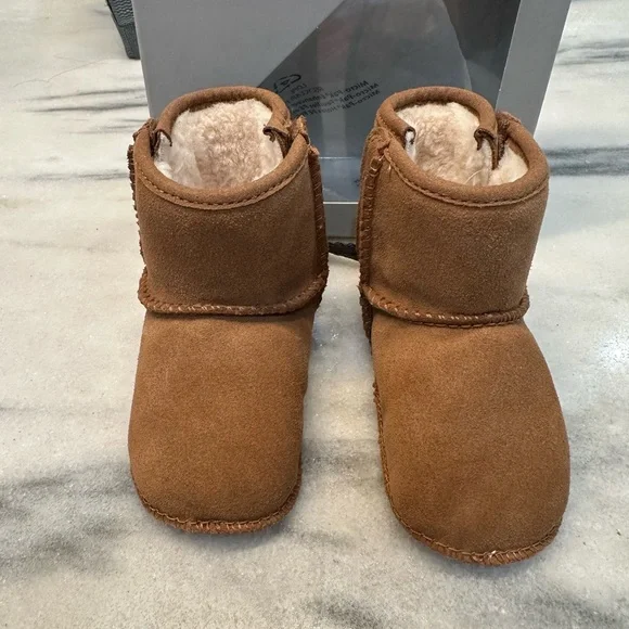 UGG Classic Baby boots size 2/3 chestnut - Picture 4 of 11